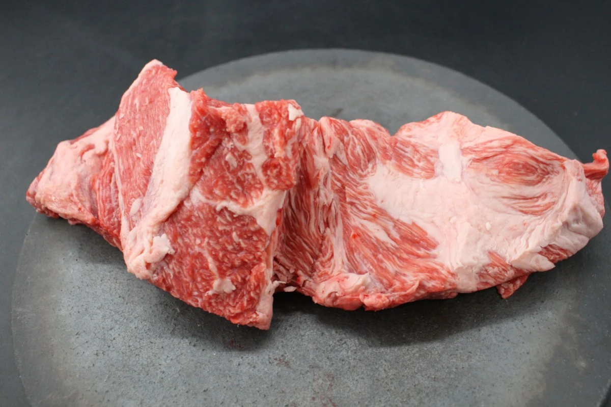 近江牛ネック塊肉812g【煮込み用】