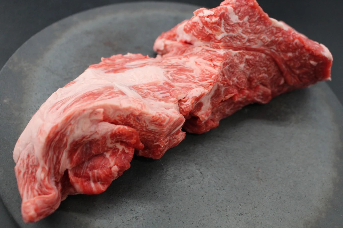 近江牛ネック塊肉812g【煮込み用】