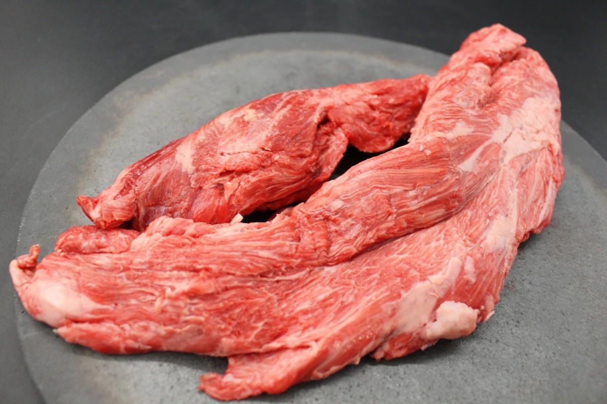 近江牛ネック(ヒモ)塊肉573g【煮込み用】