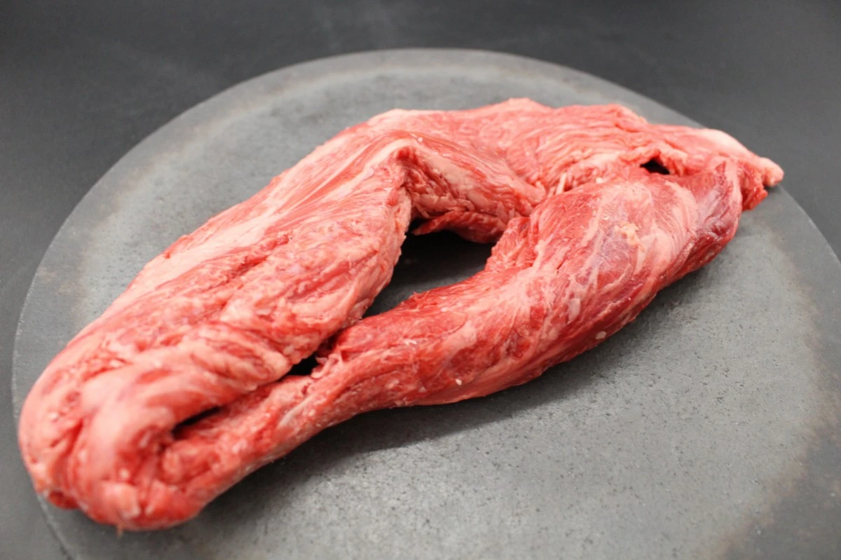 近江牛ネック(ヒモ)塊肉573g【煮込み用】