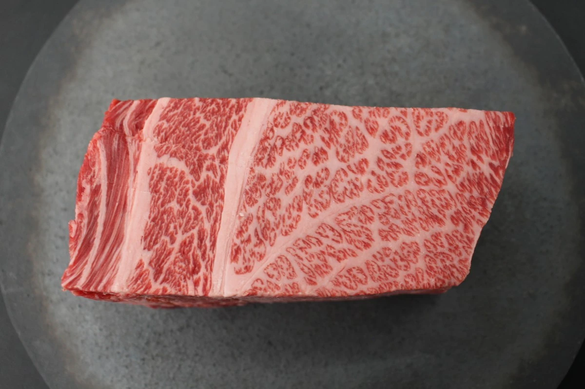 近江牛ザブトン塊肉597g【超希少・高級部位】