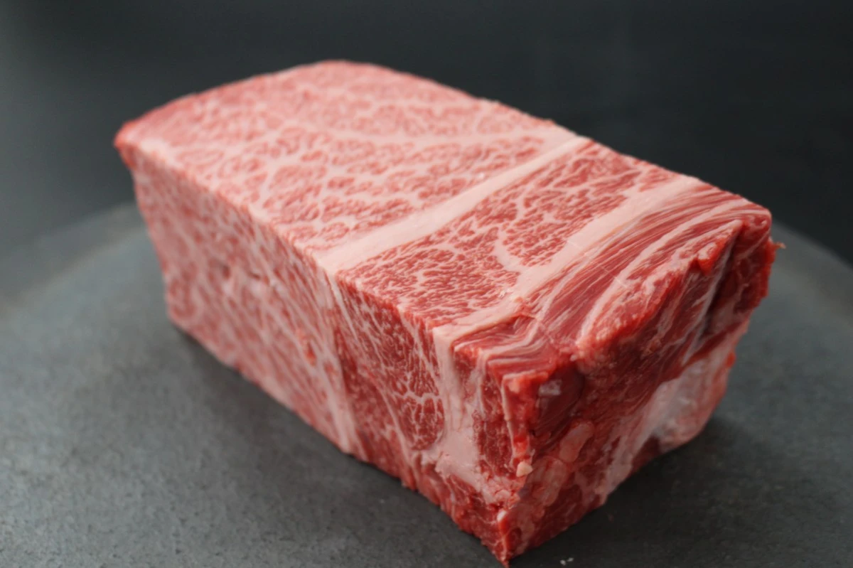 近江牛ザブトン塊肉597g【超希少・高級部位】