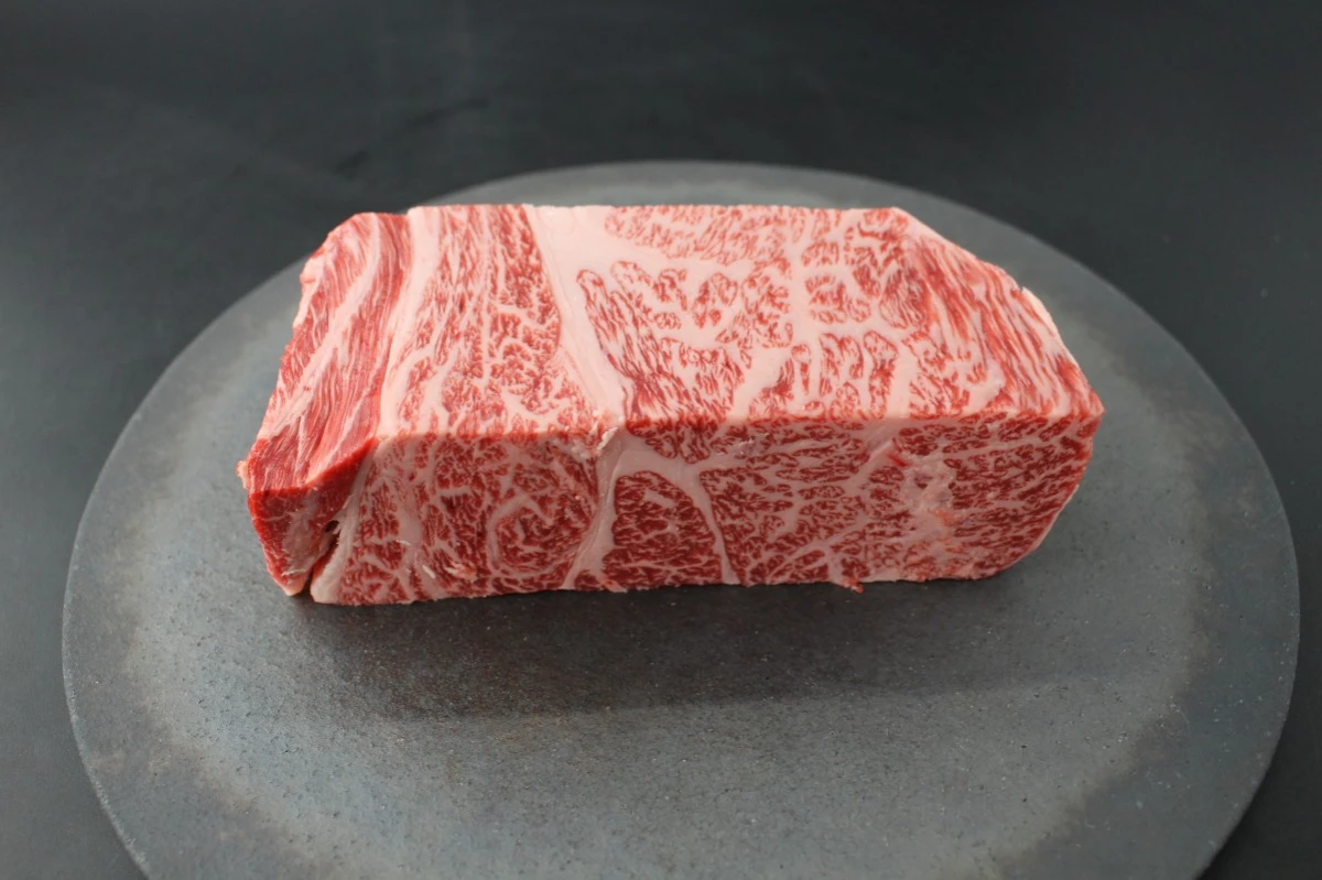 近江牛ザブトン塊肉627g【超希少・高級部位】