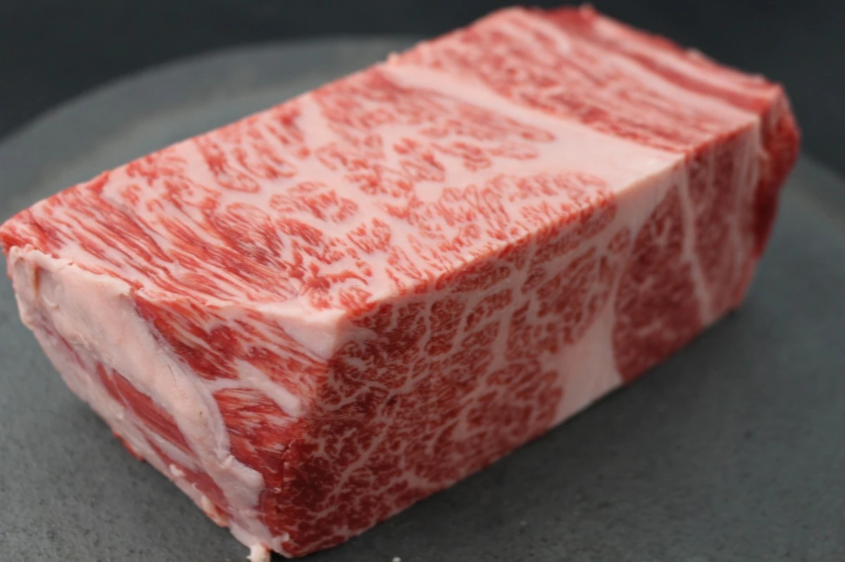 近江牛ザブトン塊肉627g【超希少・高級部位】