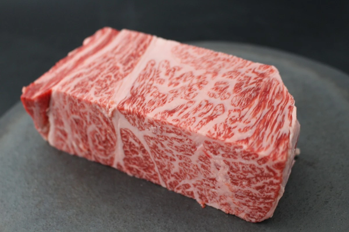近江牛ザブトン塊肉627g【超希少・高級部位】
