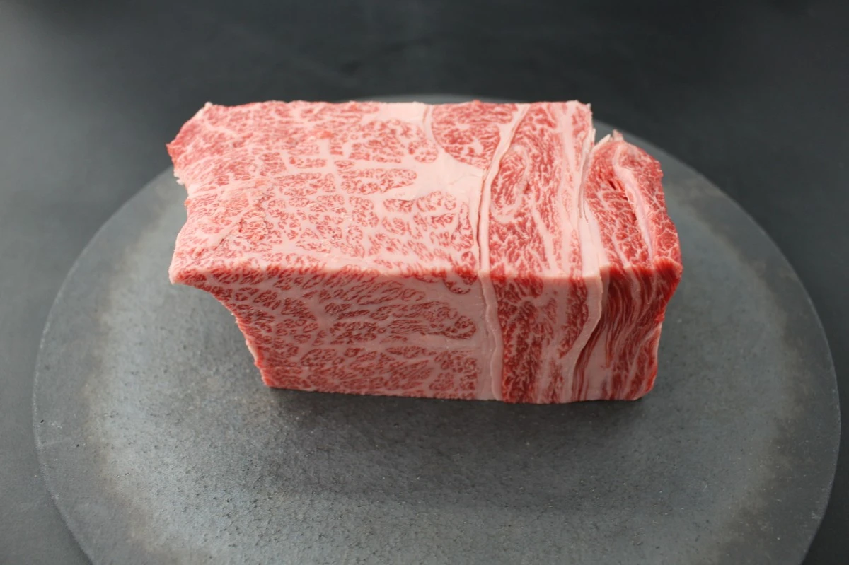 近江牛ザブトン塊肉669g【超希少・高級部位】