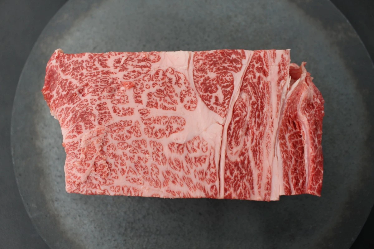 近江牛ザブトン塊肉669g【超希少・高級部位】