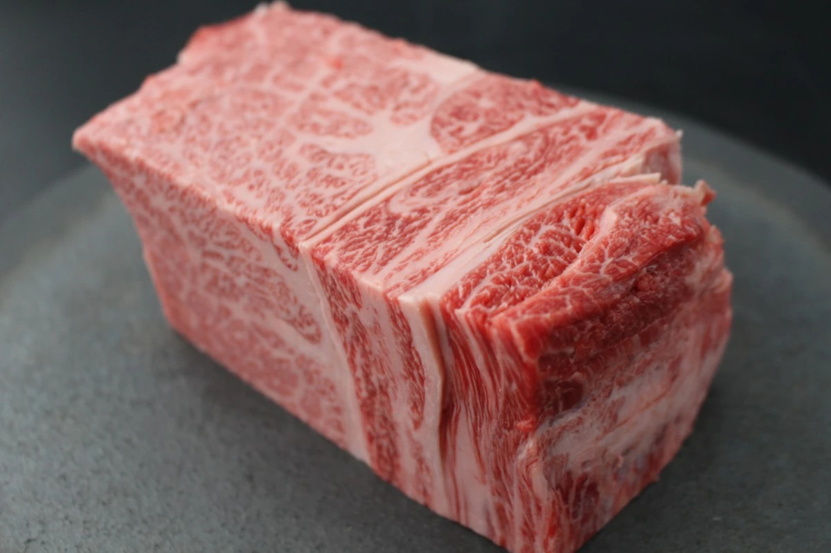 近江牛ザブトン塊肉669g【超希少・高級部位】