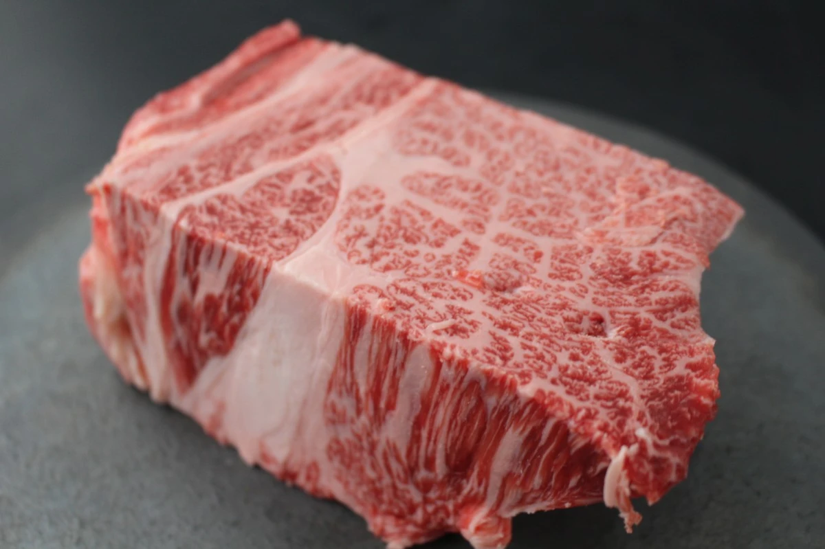 近江牛ザブトン塊肉669g【超希少・高級部位】