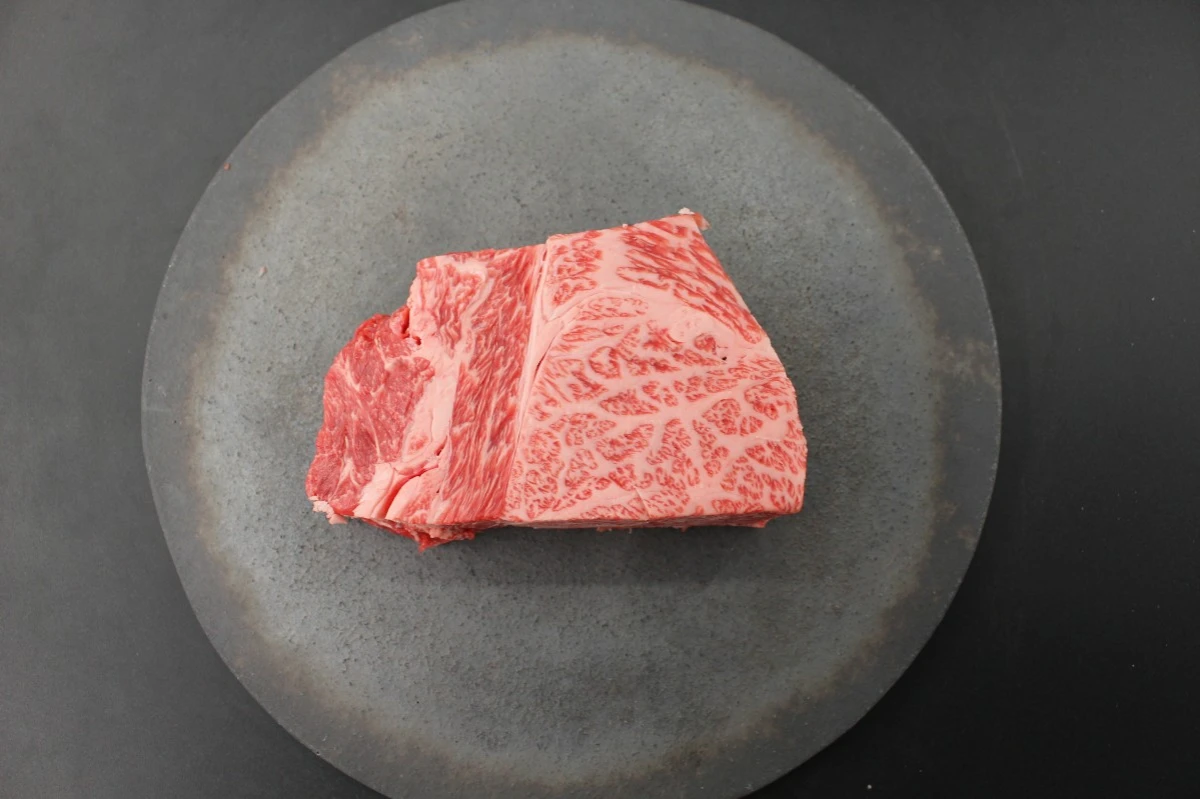 近江牛ザブトン塊肉377g【超希少・高級部位】