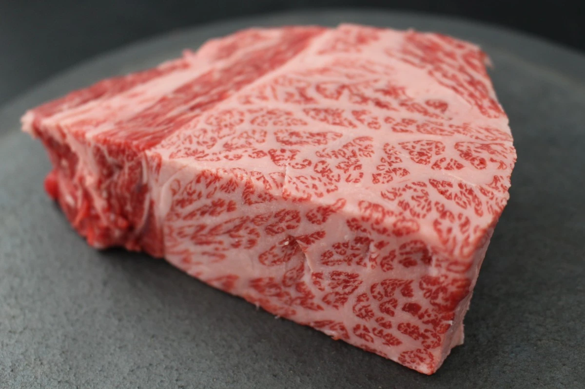 近江牛ザブトン塊肉377g【超希少・高級部位】