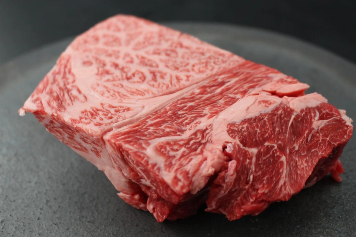 近江牛ザブトン塊肉377g【超希少・高級部位】