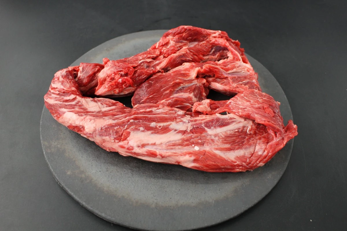 近江牛ネック(ヒモ)塊肉845g【煮込み用】