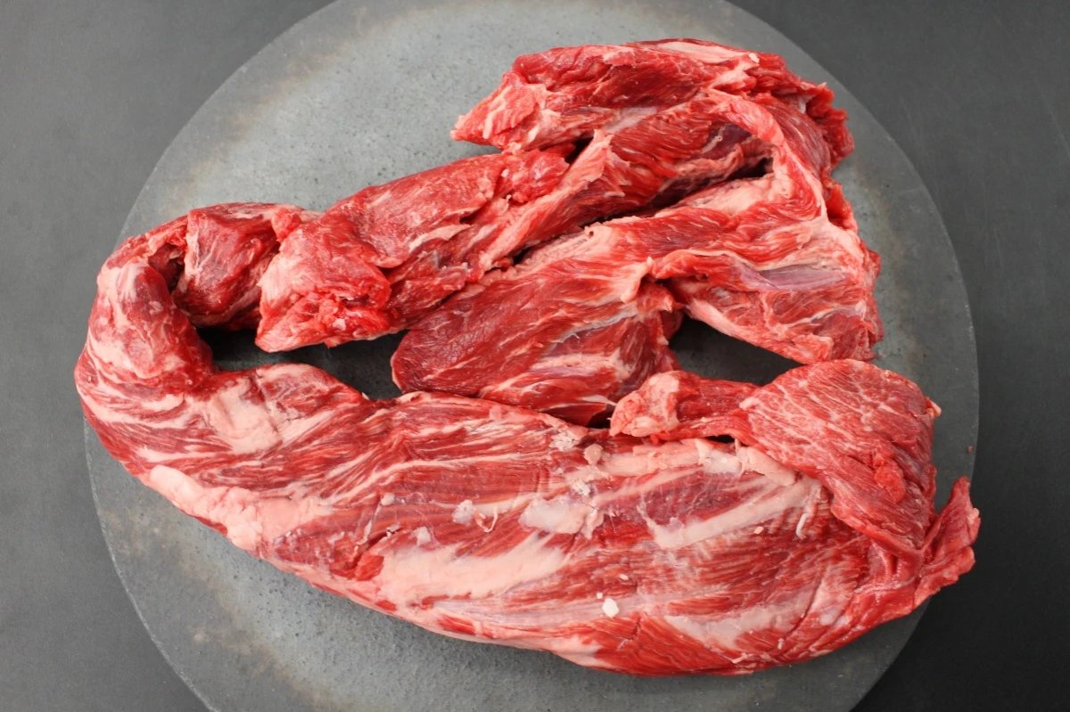 近江牛ネック(ヒモ)塊肉845g【煮込み用】