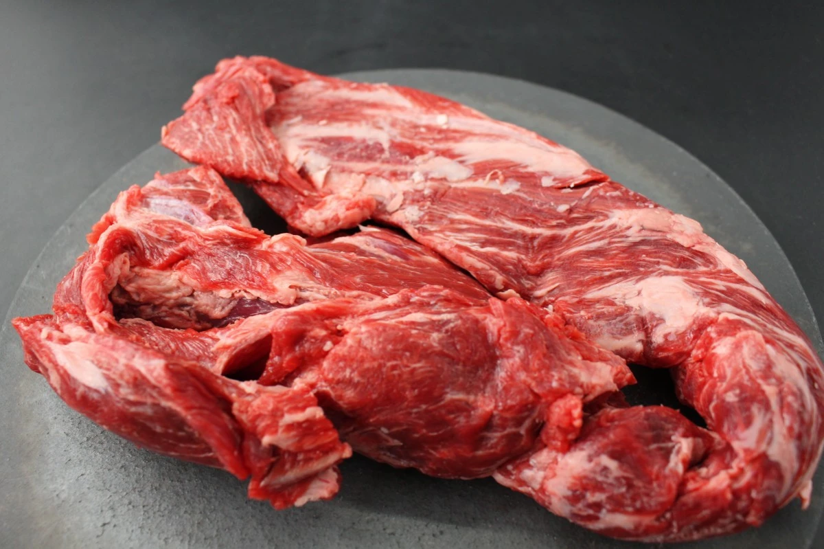 近江牛ネック(ヒモ)塊肉845g【煮込み用】