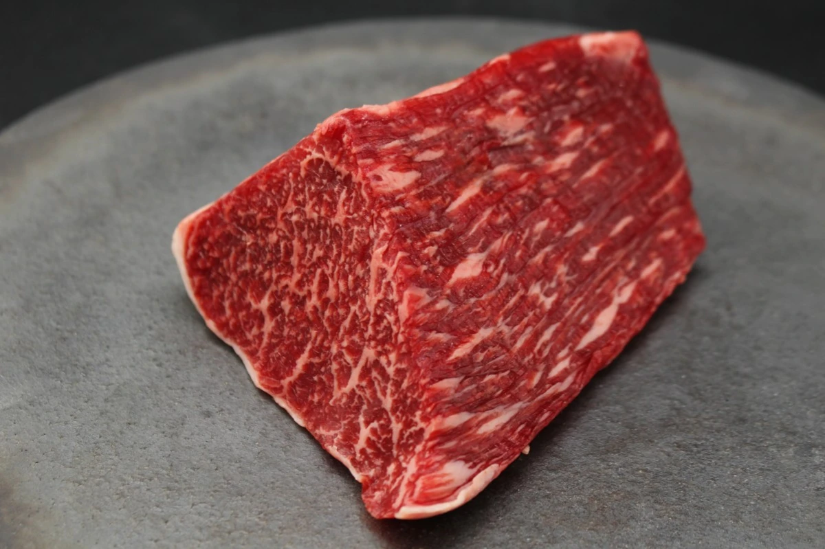【新登場びわこ熟成近江牛】ウチモモ塊肉385g