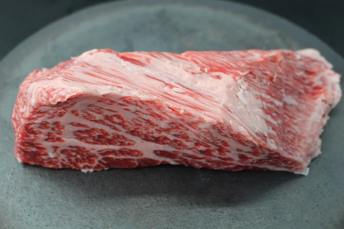 【現品限り】近江牛トモサンカク(ヒウチ)塊肉601g