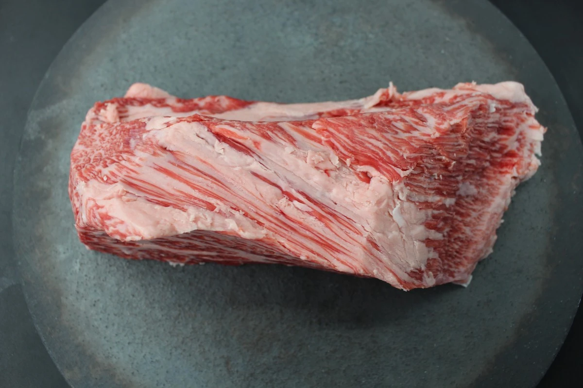 【現品限り】近江牛トモサンカク(ヒウチ)塊肉601g