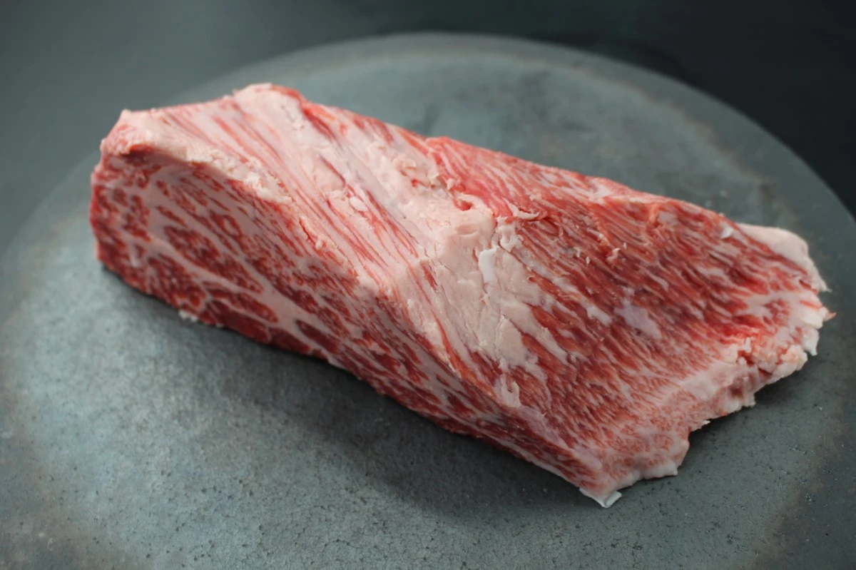 【現品限り】近江牛トモサンカク(ヒウチ)塊肉601g