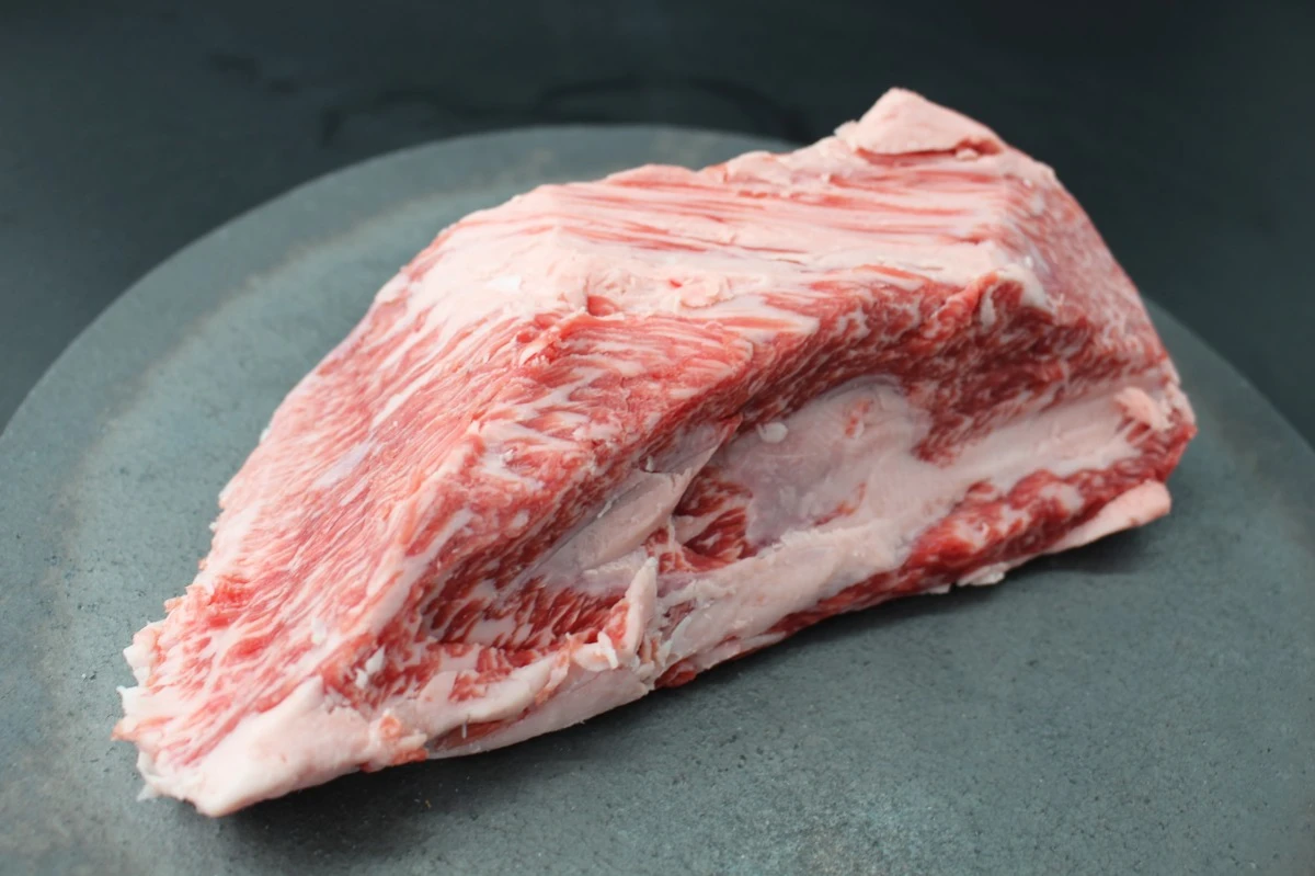 【現品限り】近江牛トモサンカク(ヒウチ)塊肉601g