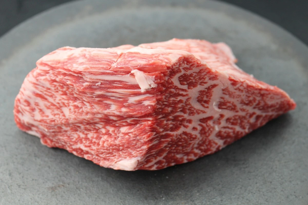 【現品限り】近江牛トモサンカク(ヒウチ)塊肉541g
