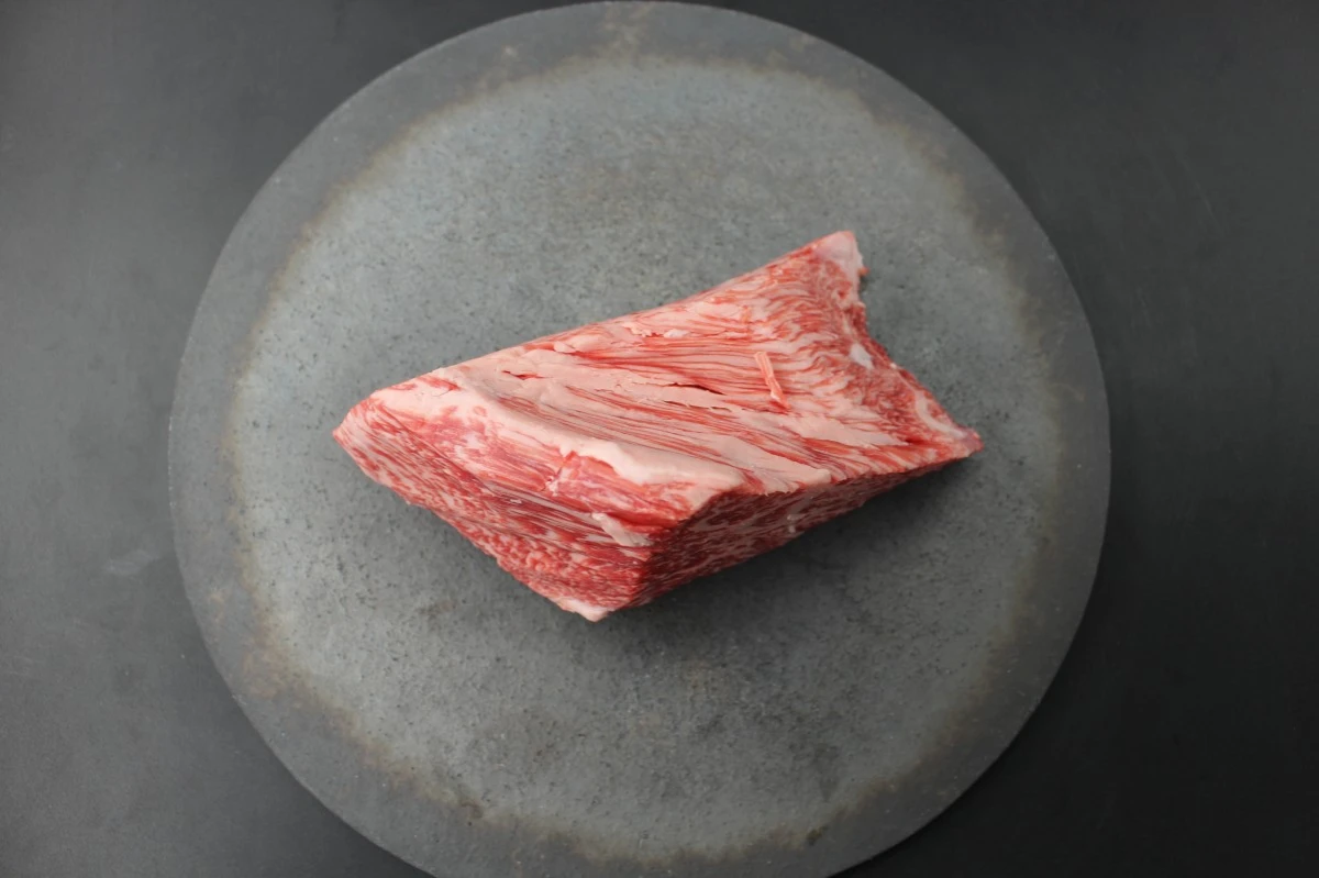 【現品限り】近江牛トモサンカク(ヒウチ)塊肉541g