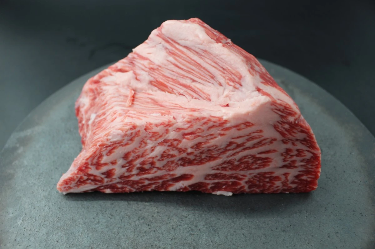 【現品限り】近江牛トモサンカク(ヒウチ)塊肉541g