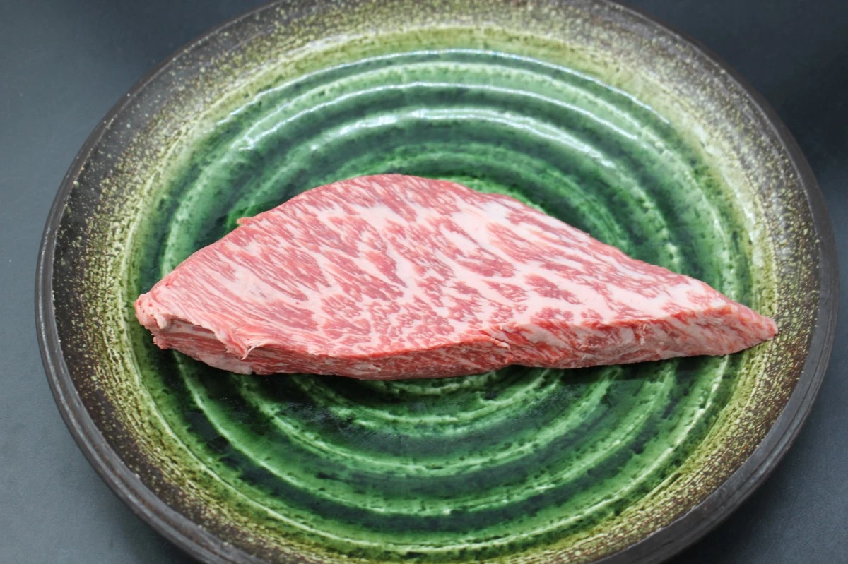 【GW休業後順次発送】近江牛カメノコ塊肉427g【レア商品】