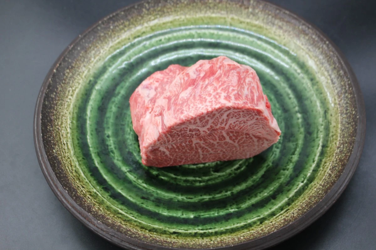 【GW休業後順次発送】近江牛マルシン塊肉723g【レア商品】