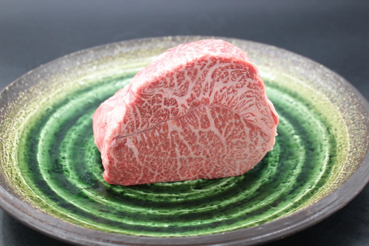 【GW休業後順次発送】近江牛マルシン塊肉723g【レア商品】