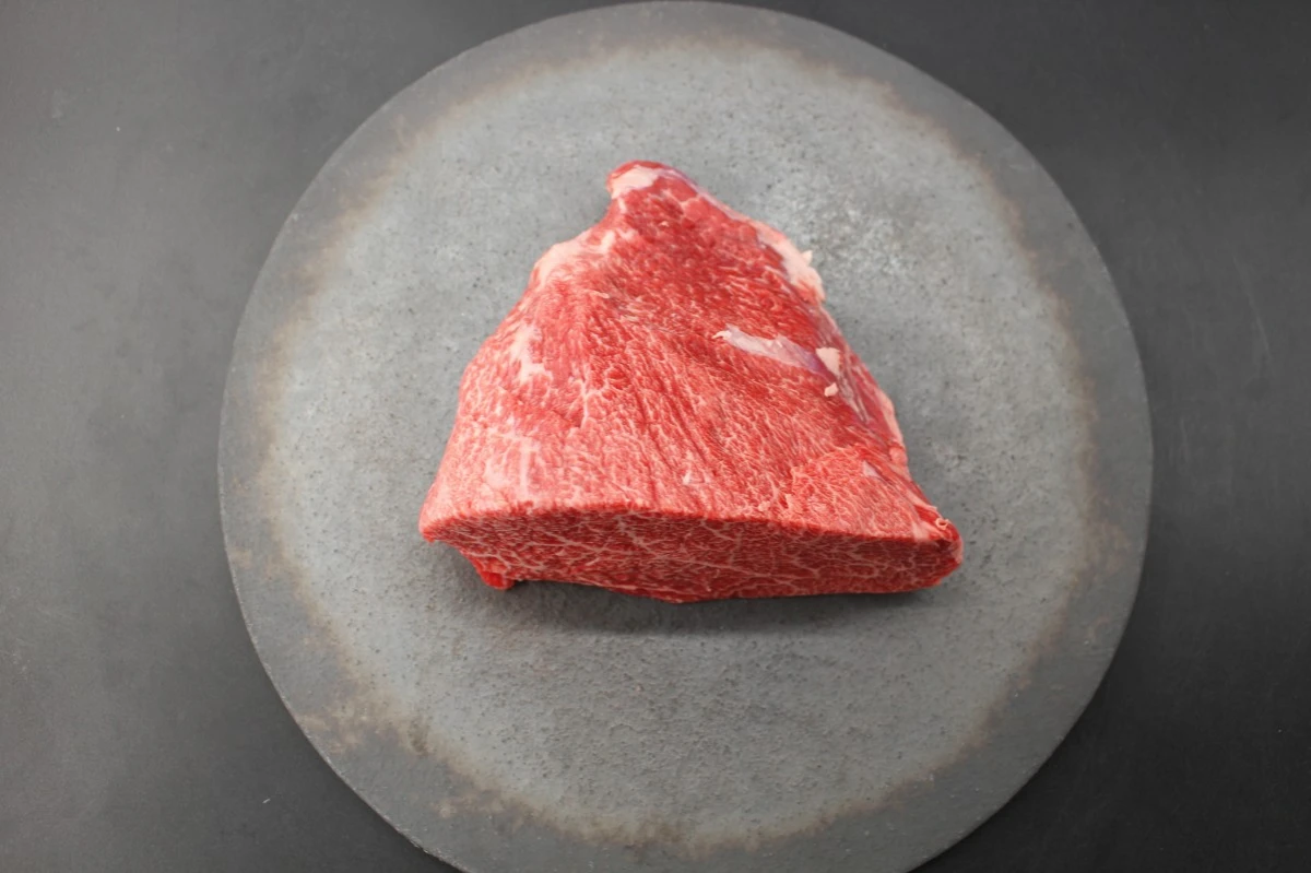【現品限り】近江牛肩三角(クリ)塊肉559ｇ