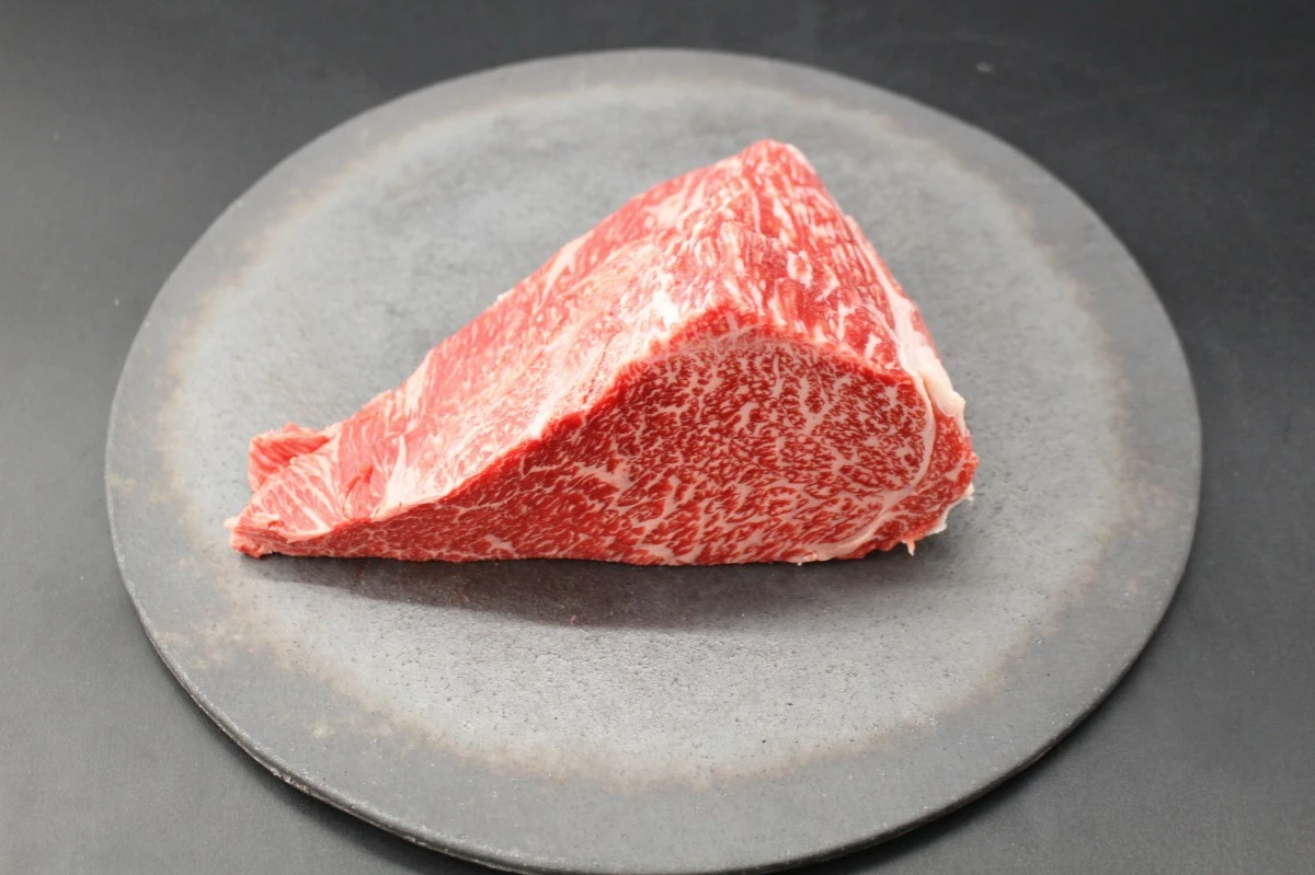 【現品限り】近江牛肩三角(クリ)塊肉675ｇ