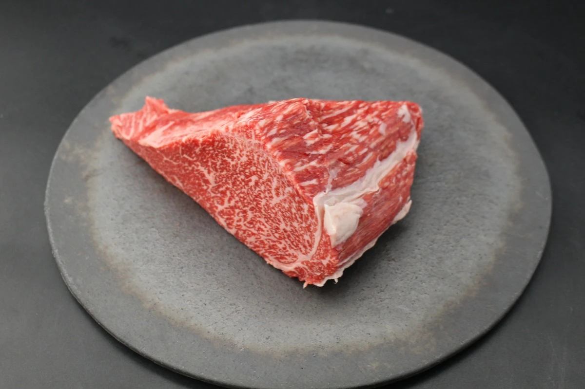 【現品限り】近江牛肩三角(クリ)塊肉675ｇ