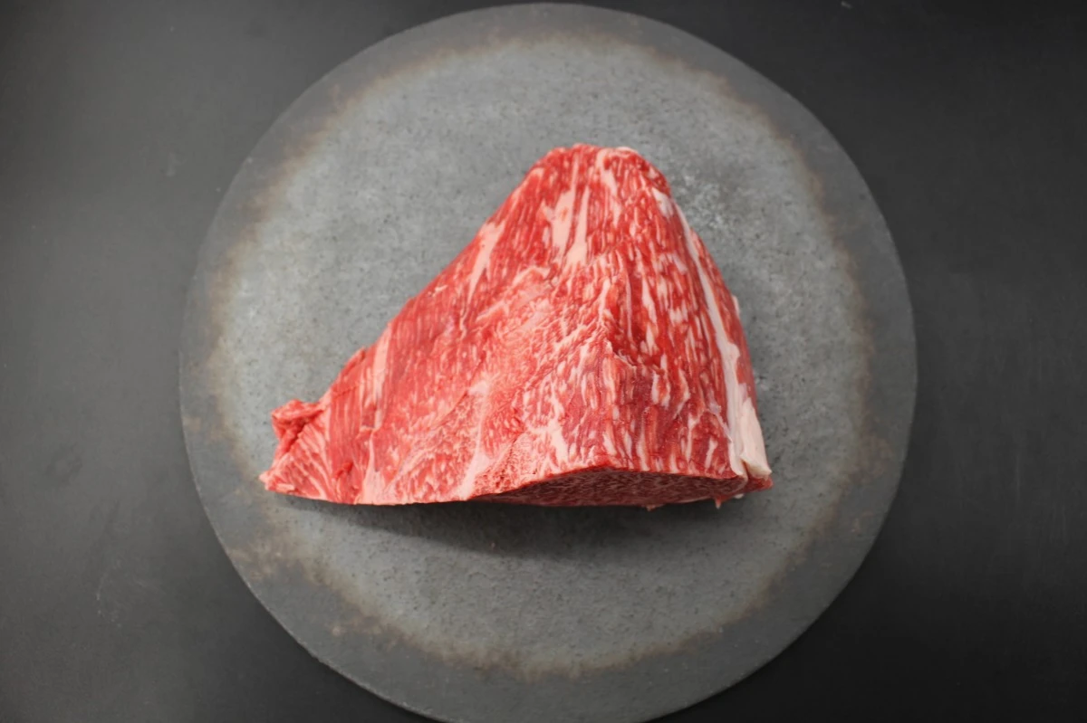 【現品限り】近江牛肩三角(クリ)塊肉675ｇ