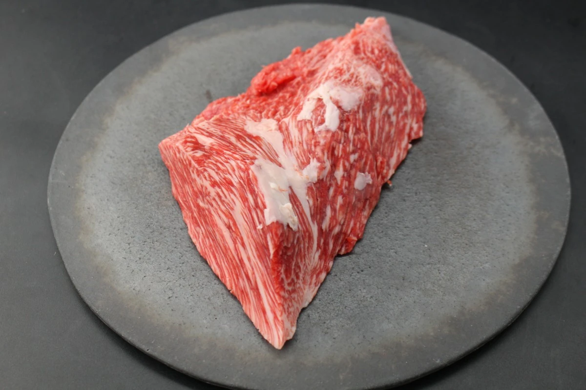 【現品限り】近江牛肩三角(クリ)塊肉484ｇ