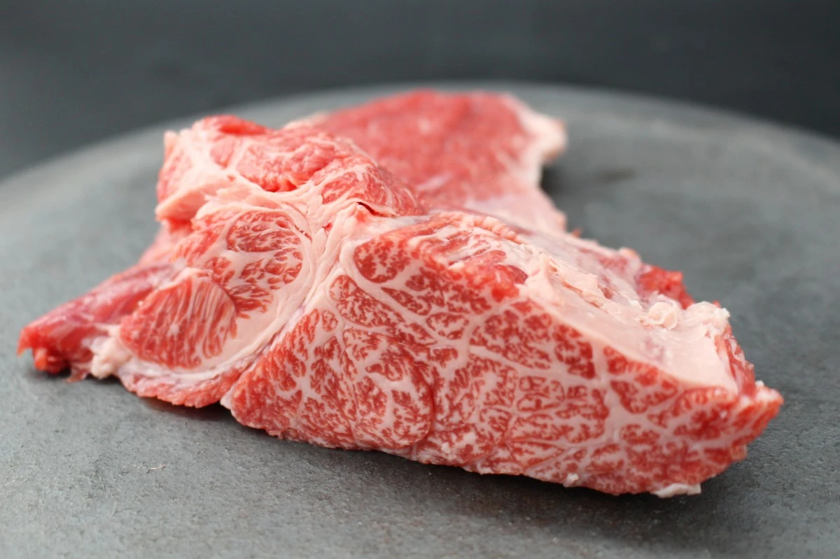 【訳あり】近江牛ミスジ端材塊肉 377g【希少部位】