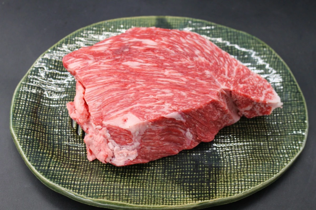 超激レア!!近江牛イチボ塊肉699ｇ【ステーキ・焼肉・BBQに!】