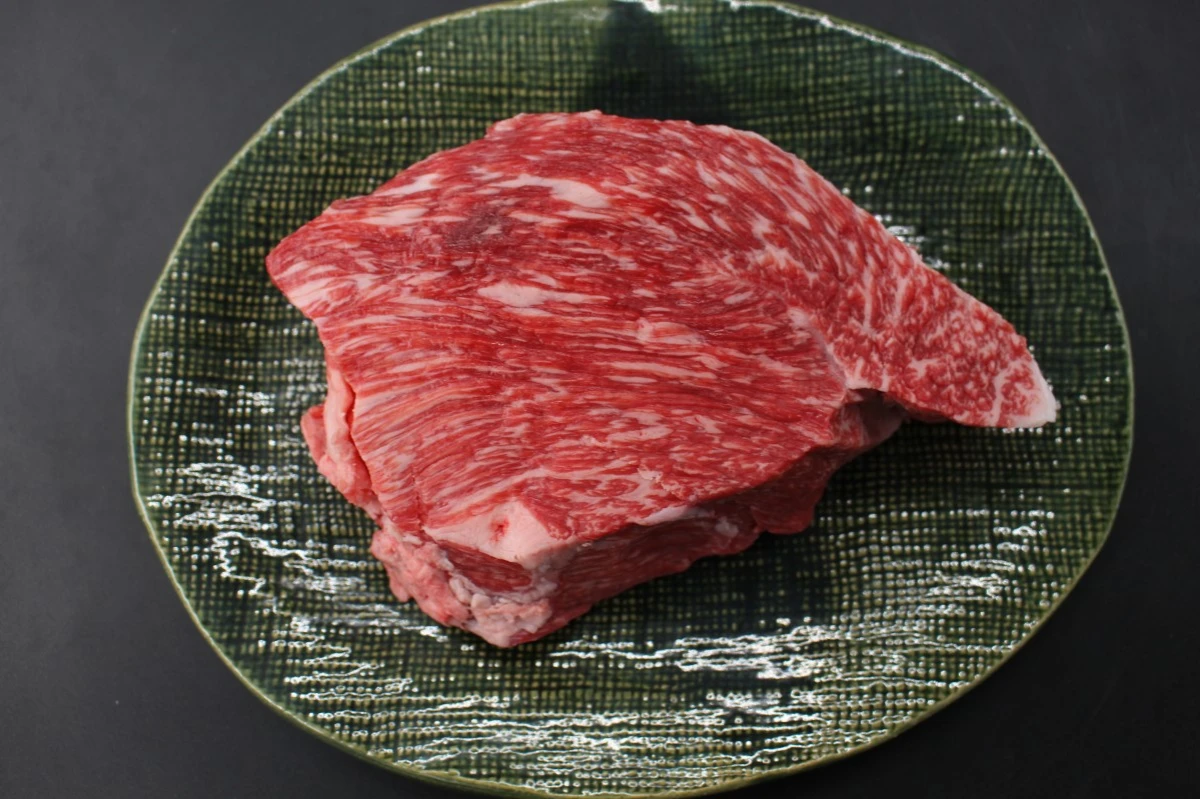 超激レア!!近江牛イチボ塊肉699ｇ【ステーキ・焼肉・BBQに!】