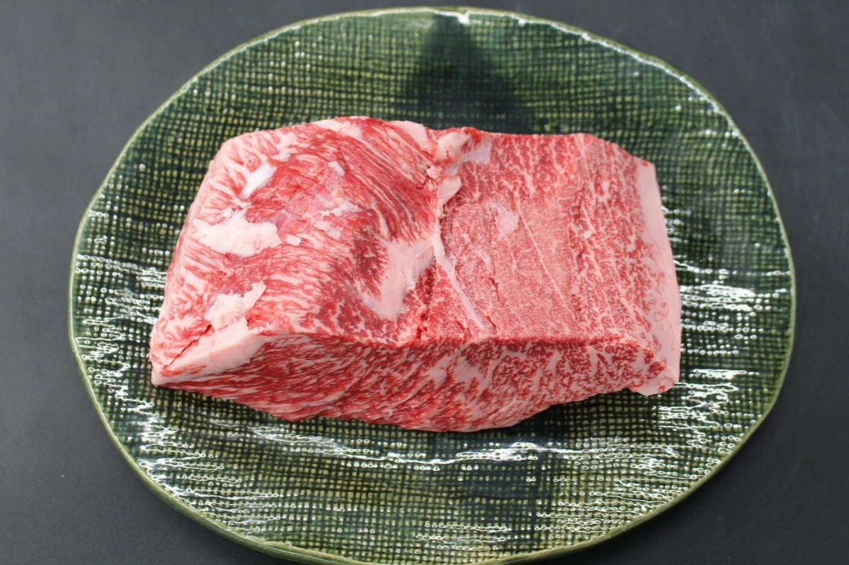 超激レア!!近江牛イチボ塊肉684ｇ【ステーキ・焼肉・BBQに!】