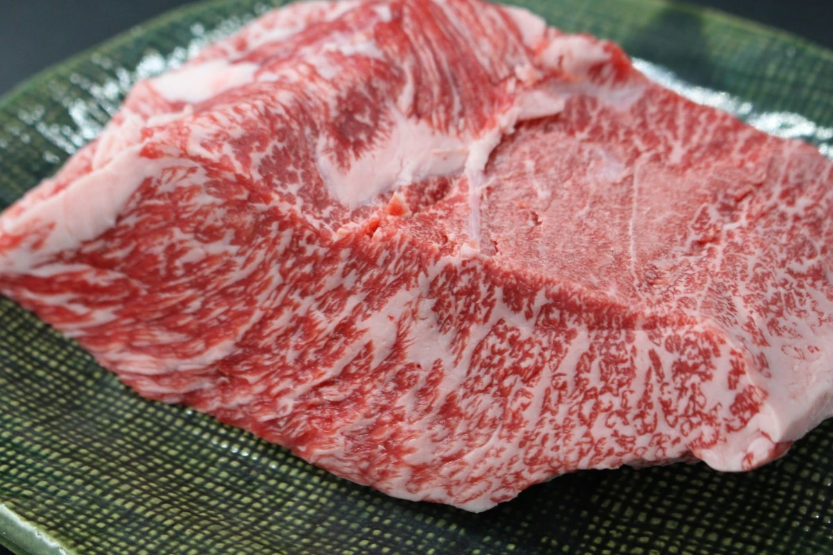 超激レア!!近江牛イチボ塊肉684ｇ【ステーキ・焼肉・BBQに!】