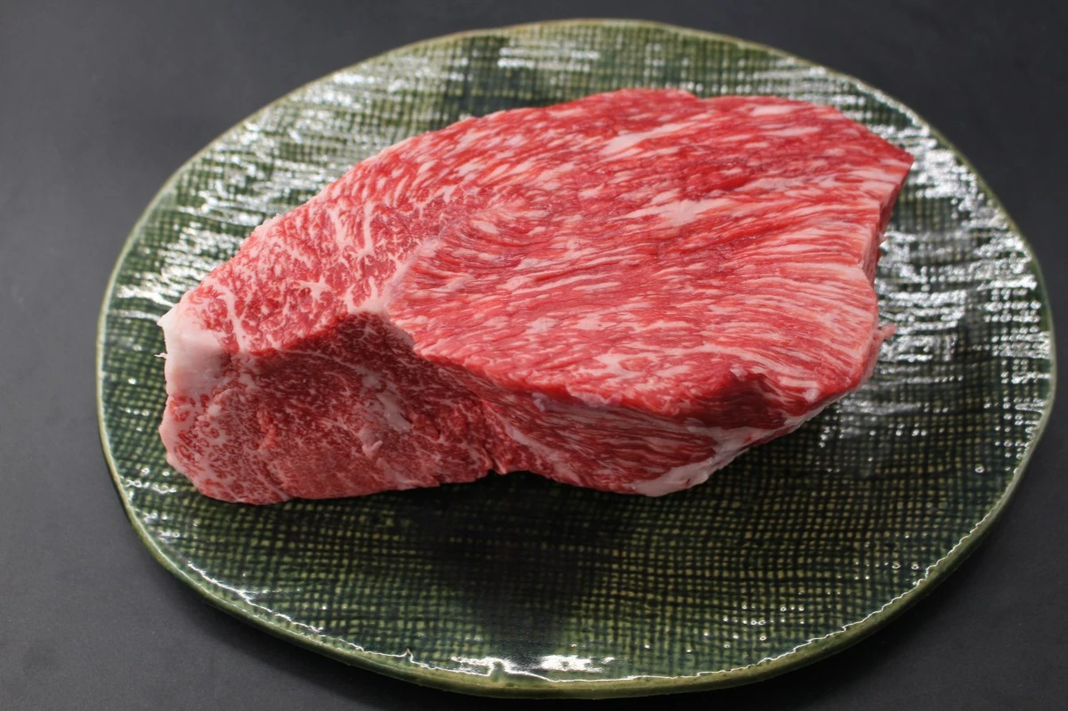超激レア!!近江牛イチボ塊肉812ｇ【ステーキ・焼肉・BBQに!】