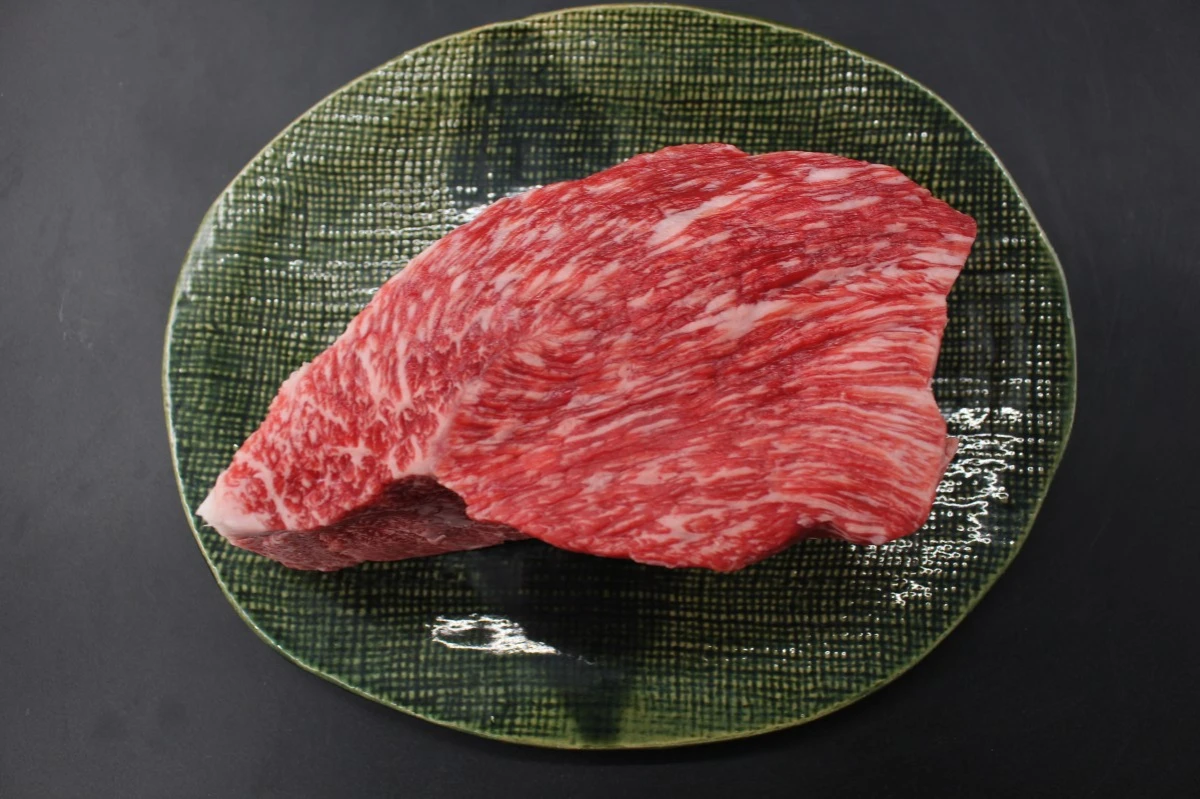 超激レア!!近江牛イチボ塊肉812ｇ【ステーキ・焼肉・BBQに!】