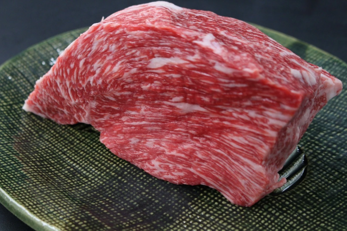 超激レア!!近江牛イチボ塊肉812ｇ【ステーキ・焼肉・BBQに!】