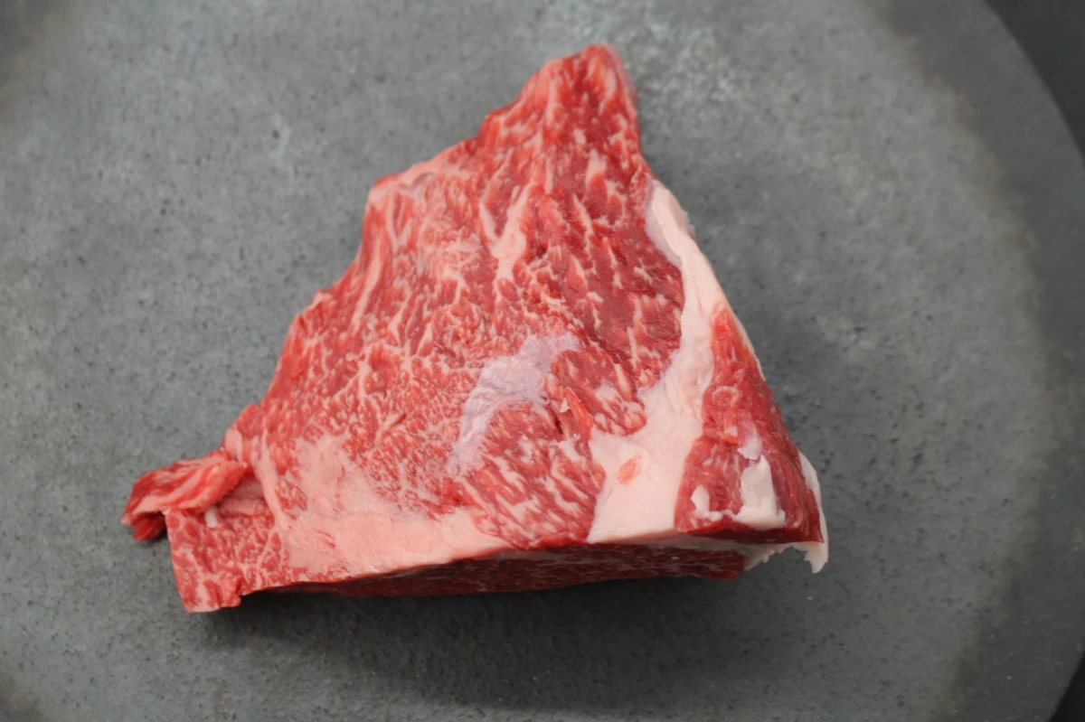 【現品限り】近江牛肩三角(クリ)塊肉359ｇ