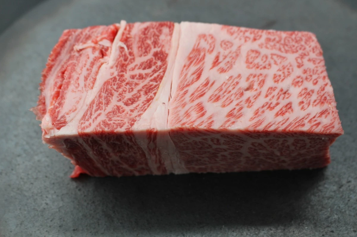 近江牛ザブトン塊肉378g【超希少・高級部位】