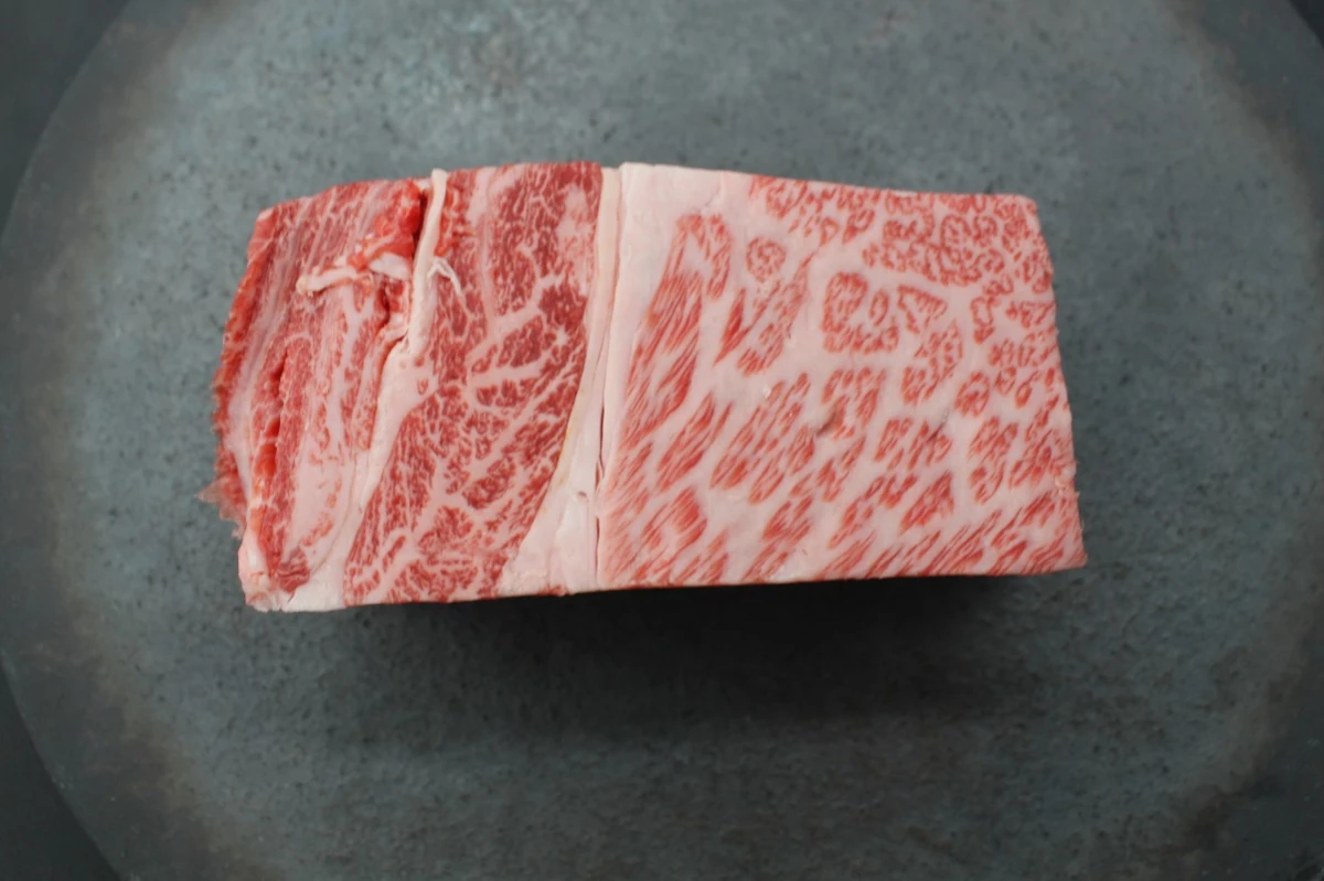 近江牛ザブトン塊肉378g【超希少・高級部位】