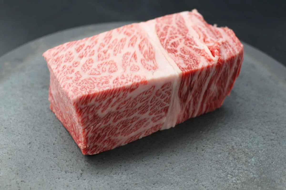近江牛ザブトン塊肉378g【超希少・高級部位】