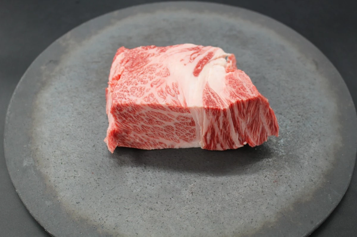 近江牛ザブトン塊肉324g【超希少・高級部位】
