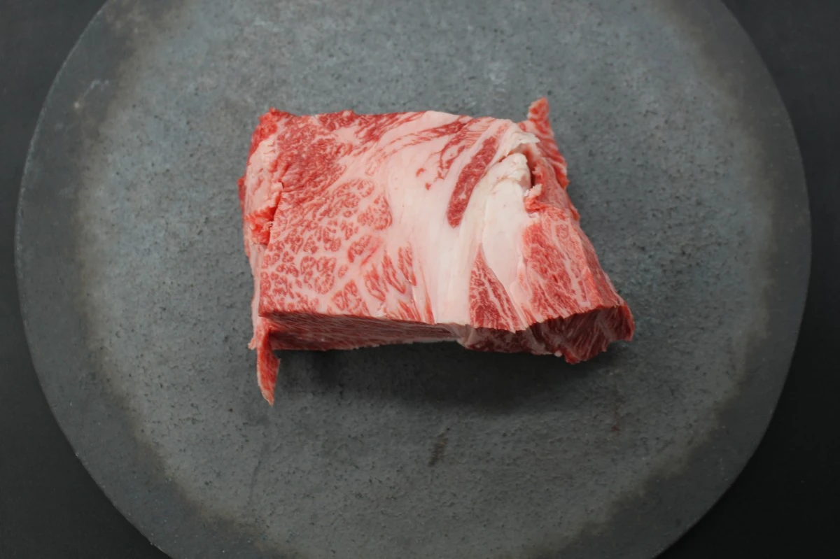 近江牛ザブトン塊肉324g【超希少・高級部位】
