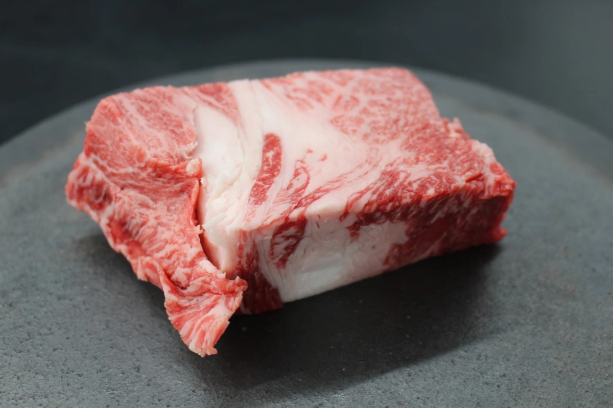 近江牛ザブトン塊肉324g【超希少・高級部位】
